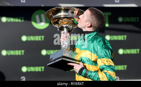 Jockey Mark Walsh feiert mit dem Unibet Champion Hurdle Challenge Trophy gewinnen, nachdem sie auf Espoir d'Allen während Meister Tag der 2019 Cheltenham Festival in Cheltenham Racecourse. Stockfoto