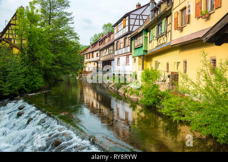 Traditionelle französische Fachwerkhäuser am Ufer des Flusses im schönen Elsass Dorf von Kaysersberg, Frankreich Stockfoto