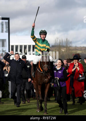 Jockey Mark Walsh feiert nach Espoir d'Allen gewinnt die Unibet Champion Hurdle Challenge Trophy während Meister Tag der 2019 Cheltenham Festival in Cheltenham Racecourse. Stockfoto