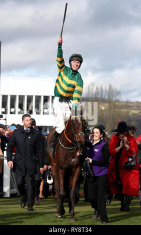 Jockey Mark Walsh feiert nach Espoir d'Allen gewinnt die Unibet Champion Hurdle Challenge Trophy während Meister Tag der 2019 Cheltenham Festival in Cheltenham Racecourse. Stockfoto