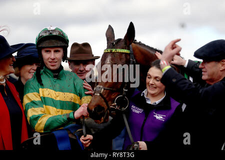 Jockey Mark Walsh (links) feiert nach Espoir d'Allen gewinnt die Unibet Champion Hurdle Challenge Trophy während Meister Tag der 2019 Cheltenham Festival in Cheltenham Racecourse. Stockfoto