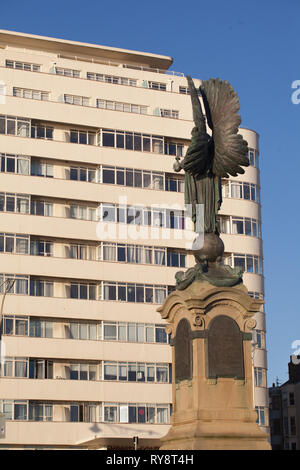 König Edward der v11 Memorial an der Promenade am Meer in Brighton - Küstenstadt. Mit appartmets hinter sich. Stockfoto