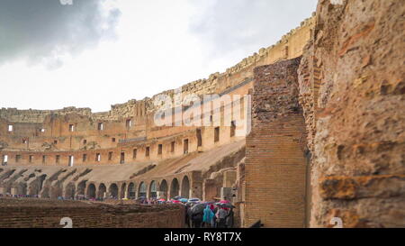 Der Blick in das Kolosseum in Rom Italien mit vielen Menschen und Touristen, die in der Region Stockfoto