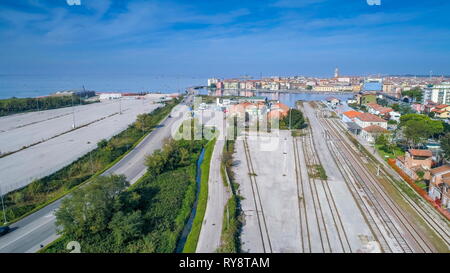 Luftaufnahme der Küstenstadt Chioggia in Venedig gesehen Der aluminiumwalzprodukte lange Autobahn Straßen und die Häuser in der Nähe der Küste der Stadt in Italien Stockfoto