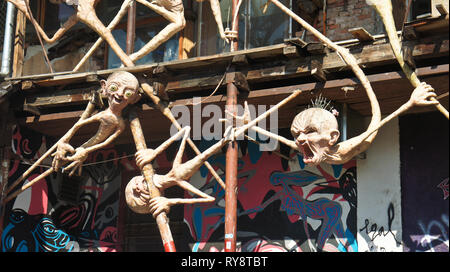 Blick auf berühmte Skulptur in Metelkova in Stadtzentrum, künstlerische Autonomer Bezirk mit bemalten Gebäude, Graffitti und Mosaiken, sonnigen Tag Stockfoto