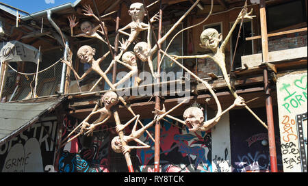 Ansicht der Skulptur in Metelkova in Stadtzentrum, künstlerische Autonomer Bezirk mit bemalten Gebäude, Graffitti und Mosaiken, sonnigen Tag Stockfoto