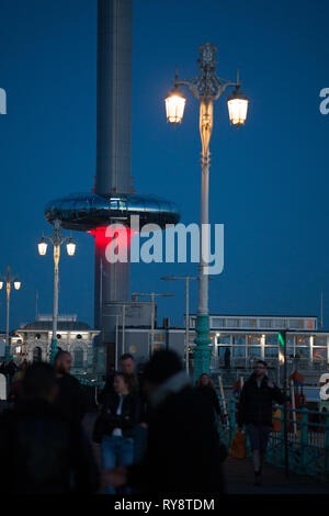 Brighton Airways i360, Aussichtsturm mit Bar bult Touristen zu Küstenstadt in einem zunehmend umkämpften Markt zu gewinnen. In der Abenddämmerung. Stockfoto