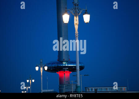 Brighton Airways i360, Aussichtsturm mit Bar bult Touristen zu Küstenstadt in einem zunehmend umkämpften Markt zu gewinnen. In der Abenddämmerung. Stockfoto