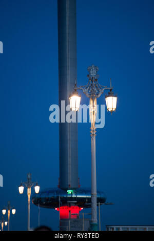 Brighton Airways i360, Aussichtsturm mit Bar bult Touristen zu Küstenstadt in einem zunehmend umkämpften Markt zu gewinnen. In der Abenddämmerung. Stockfoto