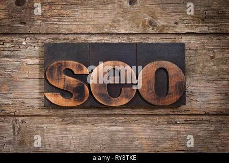 SEO, Abkürzung mit Vintage Buchdruck Blöcke auf rustikalen Holzmöbeln Hintergrund Stockfoto