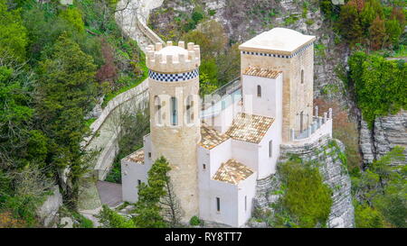 Einer der Türme an der Seite des Berges Erice Trapani Italien und die lange Mauer auf dem Berghang im Dorf Stockfoto