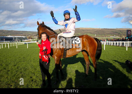 Jockey Harry Skelton feiert den Gewinn der OLBG Mares Hürde mit Roksana während Meister Tag der 2019 Cheltenham Festival in Cheltenham Racecourse. Stockfoto