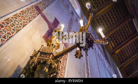 Der Kerzenhalter an der Wand im Inneren der Kathedrale in Palermo Sizilien Italien mit dem großen weißen Kerzen beleuchteten auf Stockfoto