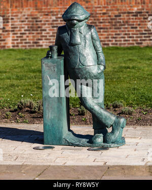 Statue von Andy Capp, eine berühmte Zeichentrickfigur erstellt von Reg Smythe und seit vielen Jahren in der Zeitung Daily Mirror vorgestellt. Stockfoto