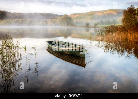 Ein Ruderboot vom Ufer des Loch Ard günstig Stockfoto