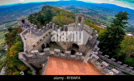 Blick von der Spitze des Turms in San Marino, Italien an der Mauer des Turms Stockfoto