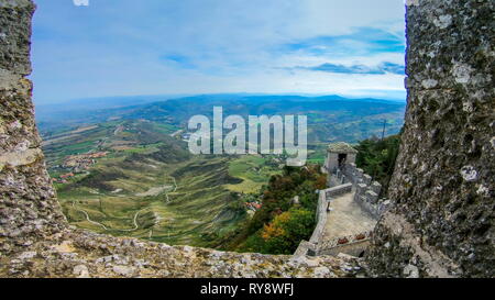 Über die Ansicht von oben in das Dorf San Marino in Italien aus dem Blick auf den Turm in der Mitte der Stadt Stockfoto