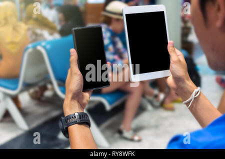 Hand berühren Sie auf dem Bildschirm des Mobiltelefons, Shopping Online Mit smart mobile, Technologie und Internet Konzept Stockfoto