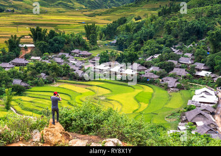Traaveler Bild nehmen am Reis Felder auf Terrassierten der Tu le District, YenBai Provinz im Nordwesten von Vietnam Stockfoto
