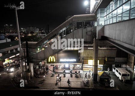 Fußgänger Treppe und Infrastruktur an Boni MRT Station, Nachts in Mandaluyong, Philippinen Stockfoto