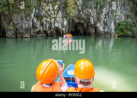 Touristen in Boote bei unterirdischen Fluss Höhleneingang - Puerto-Princesa, Palawan - Philippinen Stockfoto