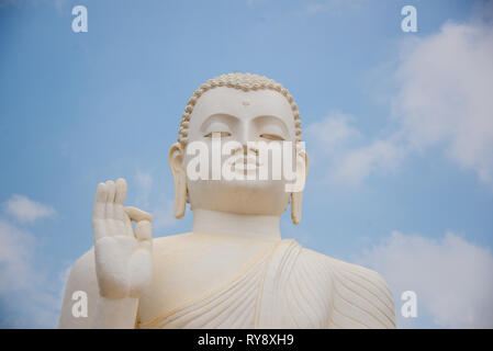 Asien, Sri Lanka, Mihintale, großen weißen Buddha Statue Stockfoto