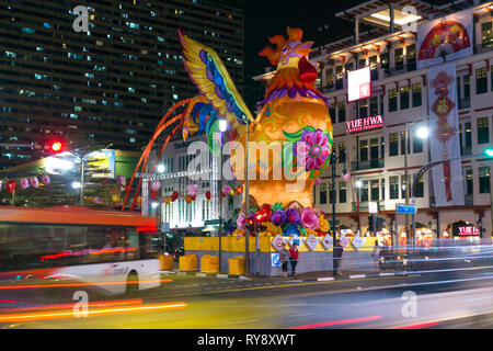 Lange Belichtung Verkehr auf der Straße, mit riesigen Hahn Laterne - Chinatown, Singapur Stockfoto