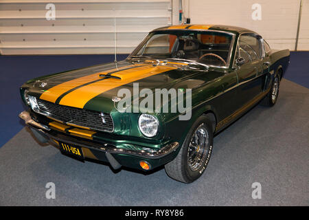 Drei Viertel der Vorderansicht eines 1966, Mustang GT. 350 H, die auf der London Classic Car Show 2019 Stockfoto