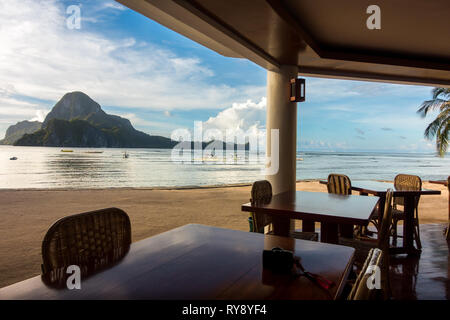 Restaurant Tische und Stühle, mit cadlao Island View - Das Nest Beach Resort, El Nido Palawan - Philippinen Stockfoto