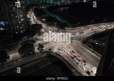 Besetzt 4 Weg, Straße, Kreuzung, in der Nacht Auto Verkehr - Obere Serangoon, Singapur Stockfoto