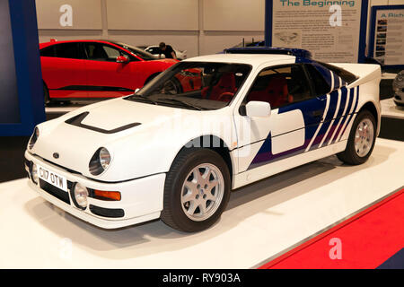 Drei Viertel der Vorderansicht eines 1986 Ford RS 2000, in der Ian Callum Tribut Merkmal des 2019 London Classic Car Show Stockfoto