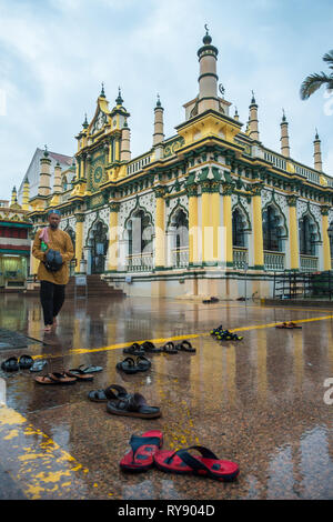 Gafoor Masjid-Abdul-Moschee und touristische Sandalen im Regen - Little India, Singapur Stockfoto