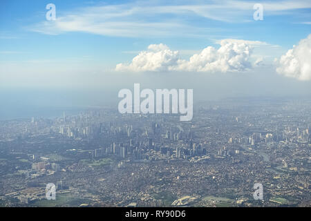 Luftaufnahme von Metro Manila Metropole an einem sonnigen Tag - Philippinen Stockfoto