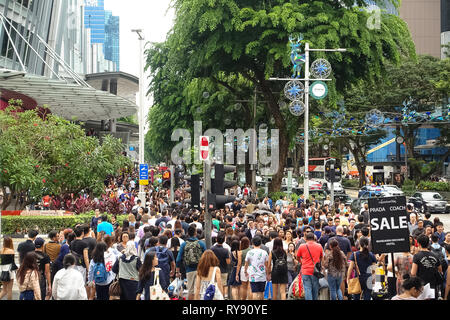 Viele Menschen überqueren die Straße an der Orchard Road, Singapur Stockfoto