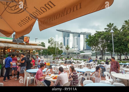 Makansutra Hawker Center und Touristen, mit Marina Bay Sands - Singapur Stockfoto