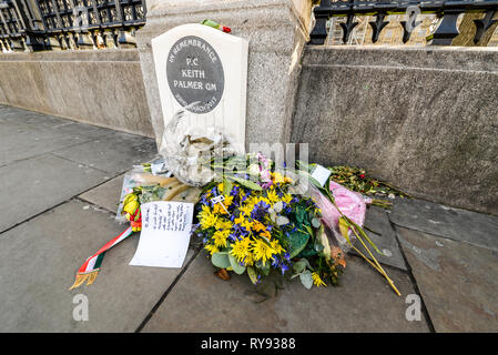 Gedenkstein für PC Keith Palmer GM, einen Polizisten mit einem Terroristen auf dem Gelände der Palast von Westminster getötet. Blumen und Karten Stockfoto