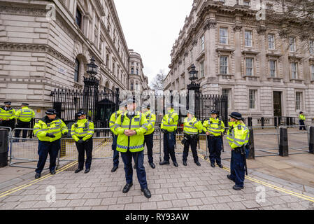 Polizei cordon außerhalb der Downing Street in der Vorbereitung für eine Demonstration, die von protest Gruppe Aussterben Rebellion. London, Großbritannien Stockfoto