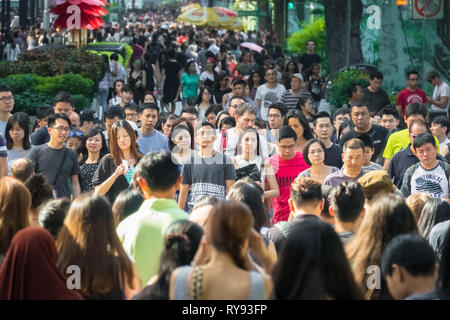 Große Gruppe von Menschen warten an Zebrastreifen an der Orchard Road, Singapur Stockfoto