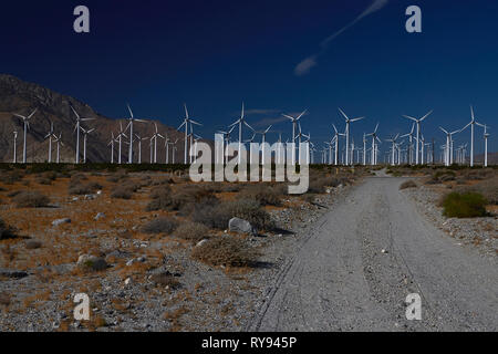 Windmühlen auf Landschaft gegen den blauen Himmel im Joshua Tree National Park während der sonnigen Tag Stockfoto