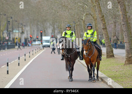 London, England, UK. Die Metropolitan Police Officers zu Pferd im Birdcage Walk, von St James's Park Stockfoto