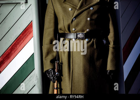 Soldat Wache an der Budaer Burg in der Nähe der Präsidentenpalast. Budapest, Ungarn. Stockfoto