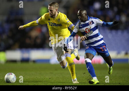 Leeds United von Pontus Jansson in Aktion mit der Lesung Modou Barrow während der Sky Bet Championship Match im Madejski Stadium, Lesen. Stockfoto