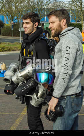 BASINGSTOKE, UK - 11. MÄRZ 2019: Schwerpunkt Industrie Gründer und Erfinder Richard Browning posiert mit Jet Pilot Ryan Hopgood nach einem erfolgreichen Demo Stockfoto