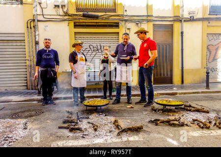 Valencia Paella, Mitglieder von Fallas Zubereitung der traditionellen Paella auf der Straße Valencia, Barrio El Botanico Spanien Food Festival Stockfoto