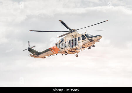 Rescue Team mit Hubschrauber. Notfall Unfall Service. Stockfoto