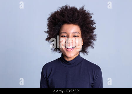 Dunkelhaarige Afrikanische Amerikanische kleine Person, die sehr gerne während Fotoshooting Stockfoto