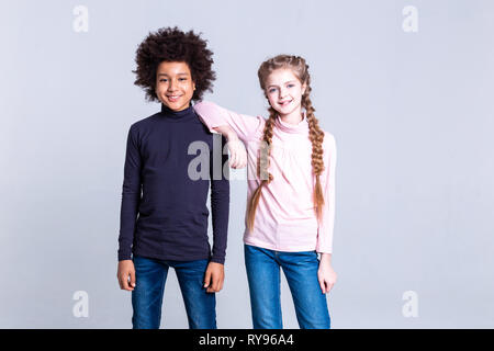 Übertragen von langhaarigen Mädchen mit zwei Zöpfen lehnte sich auf der Schulter Stockfoto