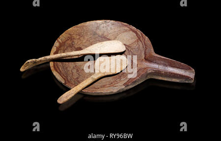 Jungsteinzeit Steinplatte mit langen Auswurfkrümmer und Knochen Löffel. 6000 v. Chr.. Catalhoyuk Sammlungen. Museum für Anatolische Zivilisationen in Ankara Stockfoto