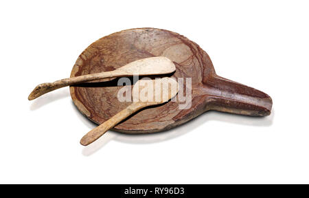 Jungsteinzeit Steinplatte mit langen Auswurfkrümmer und Knochen Löffel. 6000 v. Chr.. Catalhoyuk Sammlungen. Museum für Anatolische Zivilisationen in Ankara Stockfoto