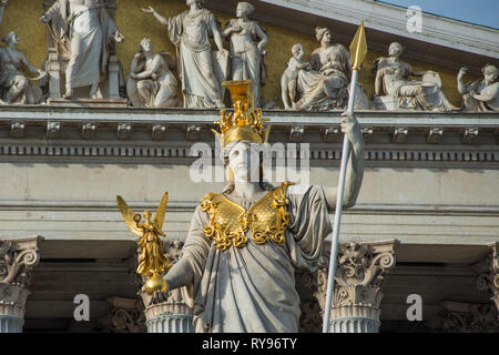 Pallas Athene statue am Parlament, Wien, Österreich. Stockfoto